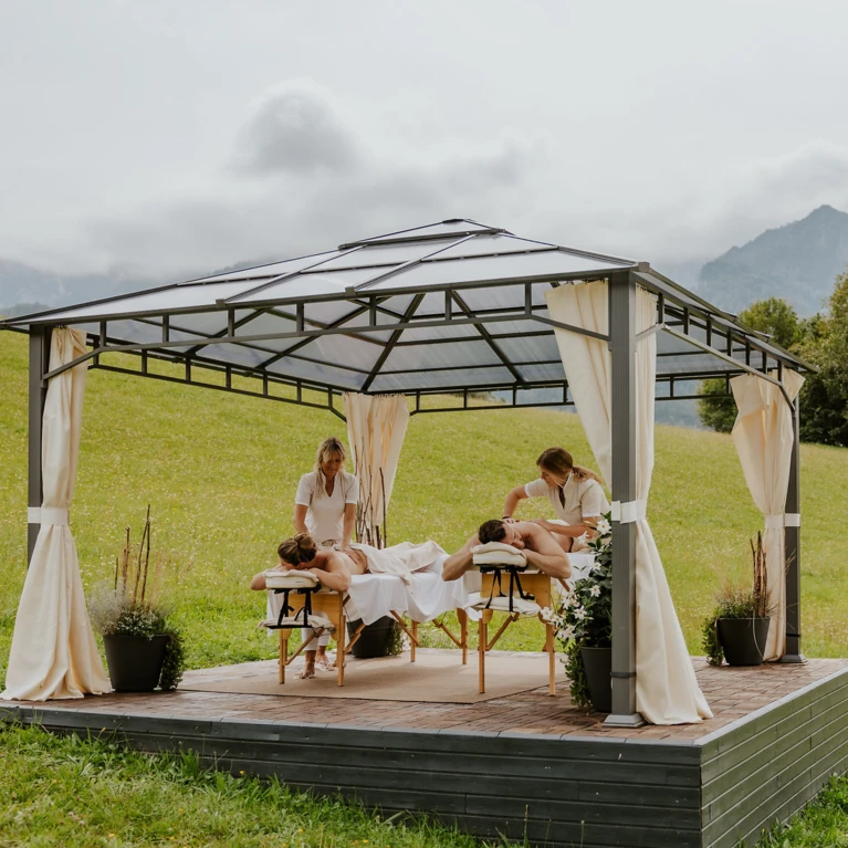 Ein Masseur gießt Öl in seine Hand für entspannende Anwendungen im Spahotel Klosterhof in Bayern.