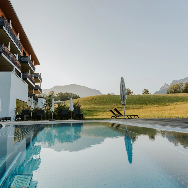 Entspannen im Außen-Pool des 4 Sterne Superior Hotels Klosterhof in Bayerisch Gmain.