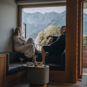 Pärchen in einem Zimmer mit Panoramablick im Wellnesshotel Klosterhof in Bayern