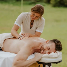 Spa-Mitarbeiterin bei einer Klangschalen-Massage im Spa-Hotel Klosterhof.