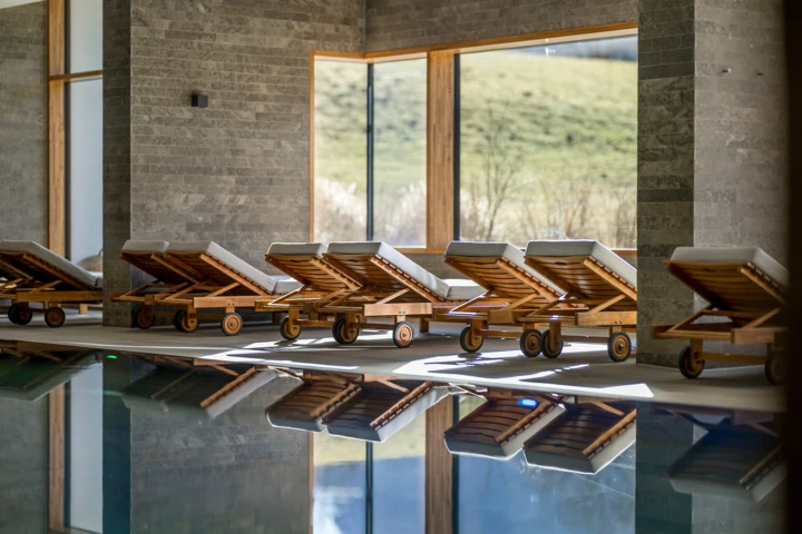 Indoor-Pool mit Ruheoasen und Kamin im Wellnesshotel Klosterhof in Bayerisch Gmain