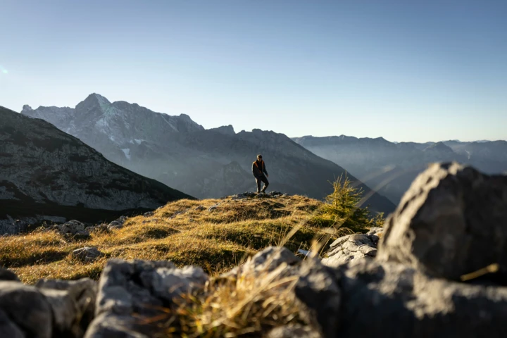 Wandern im Berchtesgadener Land - ein Wanderer genießt die Aussicht und mystische Stimmung am Berg.