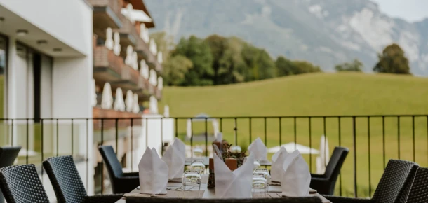 Junge Dame beim Yoga im Wellnesshotel Klosterhof in Bayerisch Gmain