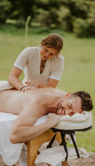 Spa-Mitarbeiterin bei einer Klangschalen-Massage im Spa-Hotel Klosterhof.