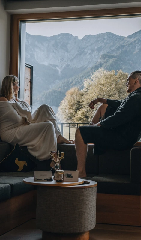 Pärchen in einem Zimmer mit Panoramablick im Wellnesshotel Klosterhof in Bayern