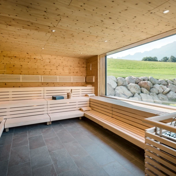 Finnische Sauna mit Blick auf die Berge im Berchtesgadener Land