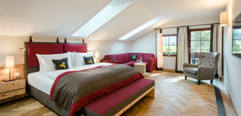 Gemütliches Doppelzimmer mit großem Doppelbett und Balkon im Hotel mit Solebad in Bayern