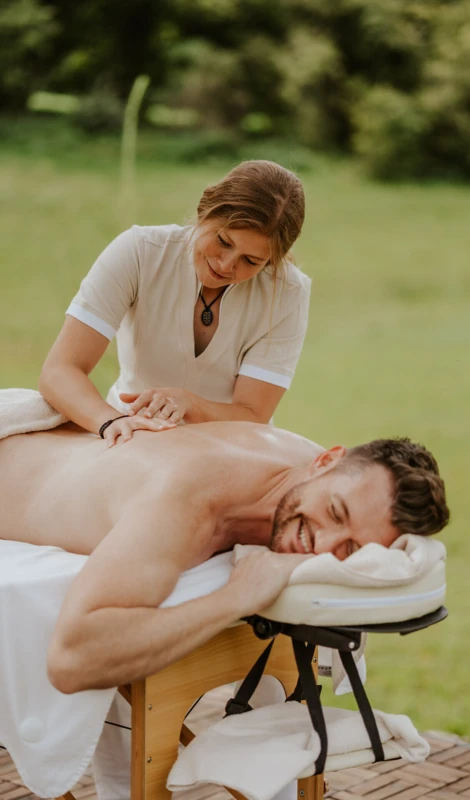 Spa-Mitarbeiterin bei einer Klangschalen-Massage im Spa-Hotel Klosterhof.