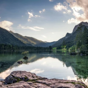 Ruhige Stimmung rund um den Hintersee im Berchtesgadener Land.