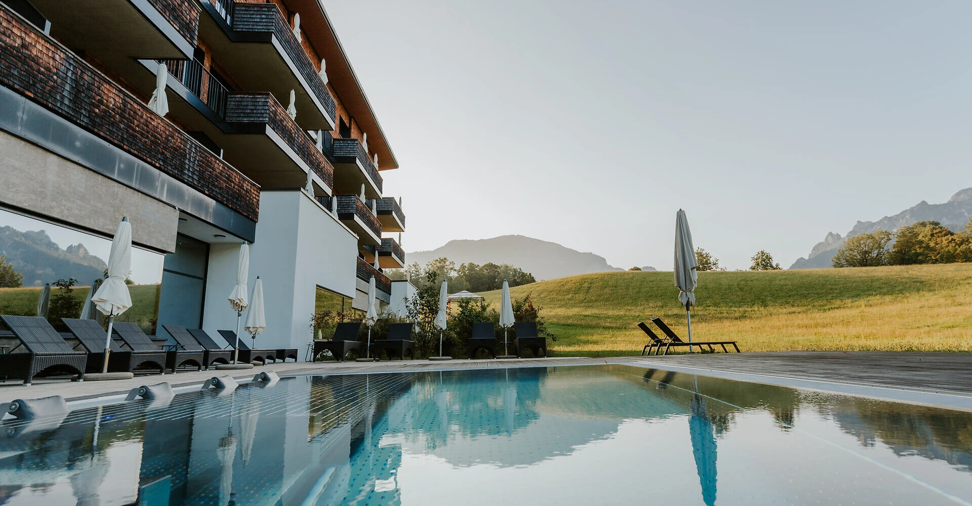 Entspannen im Außen-Pool des 4 Sterne Superior Hotels Klosterhof in Bayerisch Gmain.