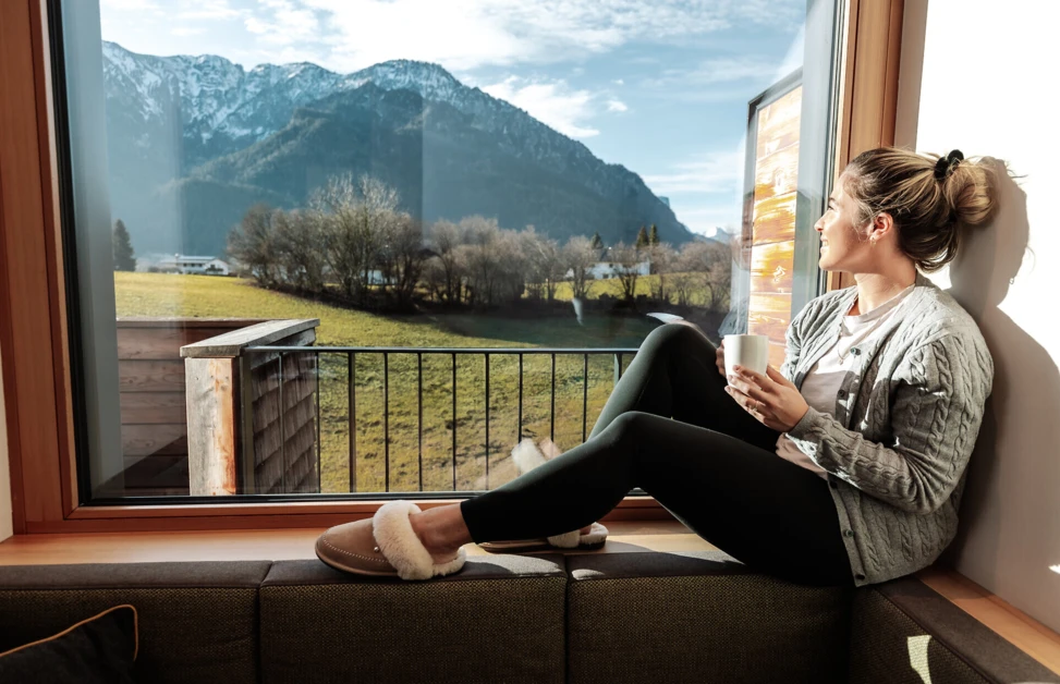 Luxuriöse Suite mit Whirlpool und großem Doppelbett im Hotel Klosterhof in Bayerisch Gmain