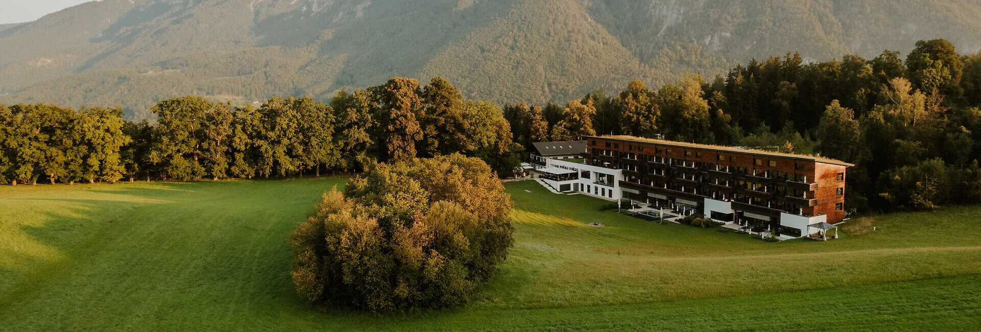 Das Hotel Klosterhof liegt malerisch in Bayerisch Gmain, umgeben von Bergen und Wiesen, ideal für Erholung und Wellness.