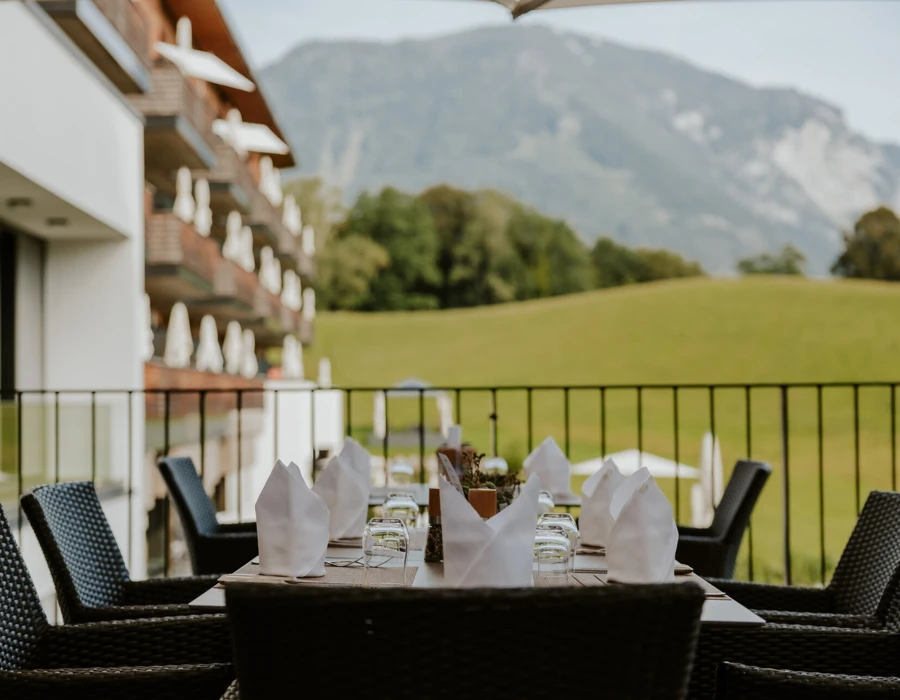 Junge Dame beim Yoga im Wellnesshotel Klosterhof in Bayerisch Gmain