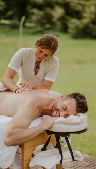 Spa Loft Suite mit eigenem Whirlpool im Zimmer, großzügigem Doppelbett und Panoramablick im Hotel Klosterhof, Bayerisch Gmain