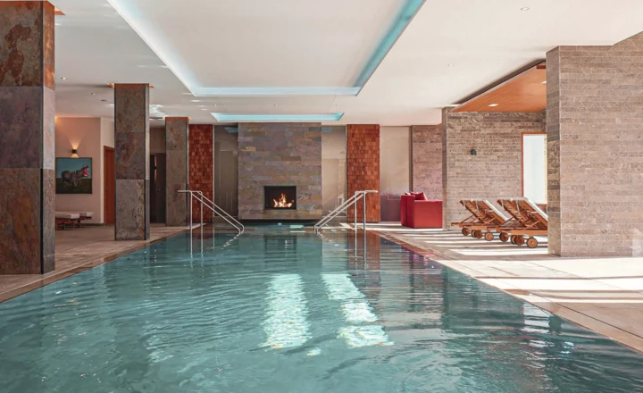 Wellnesshotel in Bayern mit Indoor-Pool, Ruheoasen und Kamin.