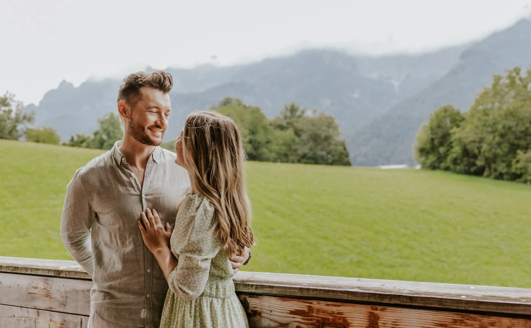 Zeit für die Liebe im Honeymoon in Bayern - Pärchen auf einer Blumenwiese. 