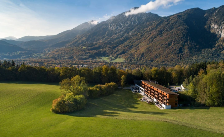 Luftaufnahme des Hotel Klosterhof in Bayerisch Gmain in absoluter Alleinlage, nahe der Kurstadt Bad Reichenhall.