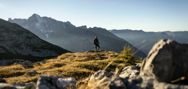 Wandern im Berchtesgadener Land - ein Wanderer genießt die Aussicht und mystische Stimmung am Berg.